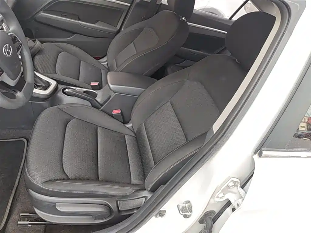 Hyundai Elantra 2016 — фото 15