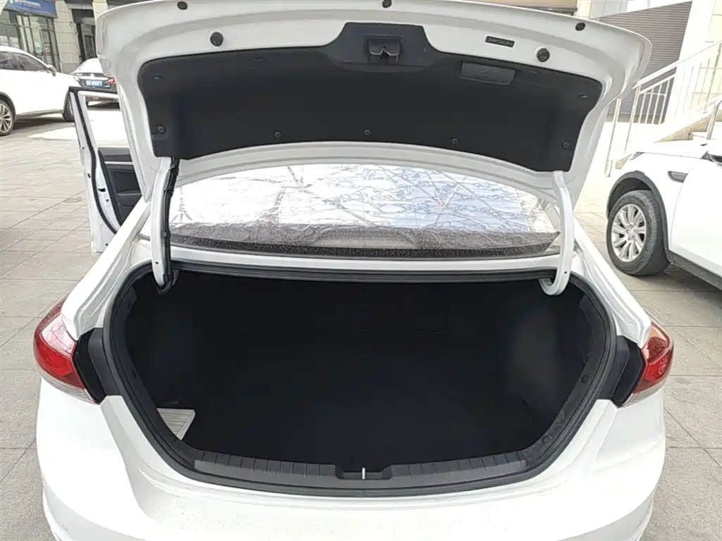 Hyundai Elantra 2016 — фото 19