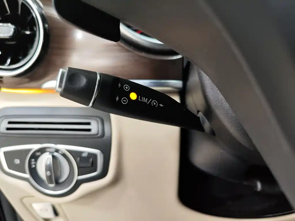 Mercedes-Benz V-Class 2020 — фото 19