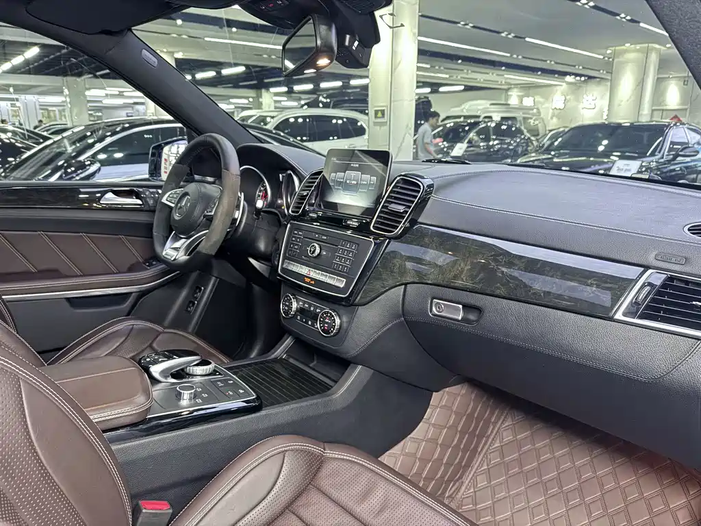 Mercedes-Benz GLS AMG 2018 — фото 11