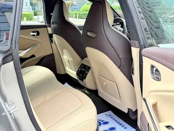 Aston Martin DBX 2023