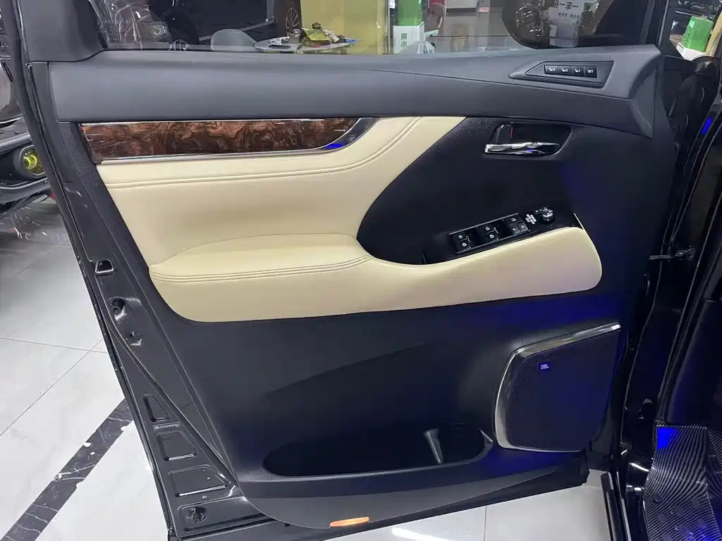 Toyota Alphard 2020 — фото 16