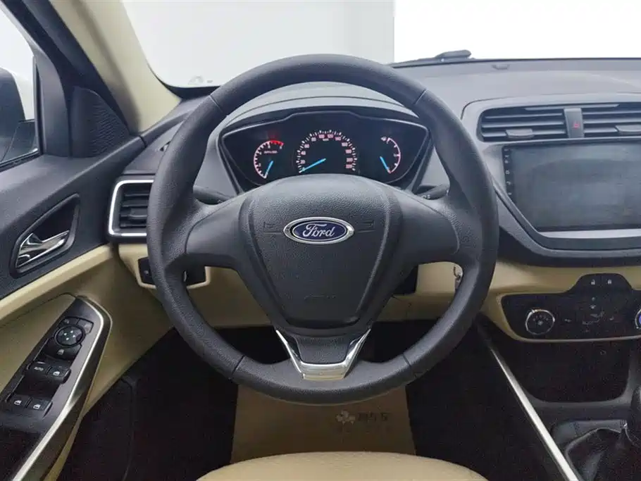 Ford Escort 2017 — фото 14