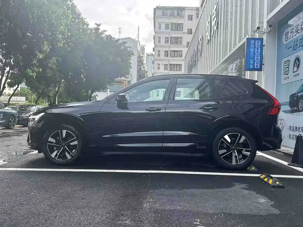 Volvo XC60 2025 — фото 3