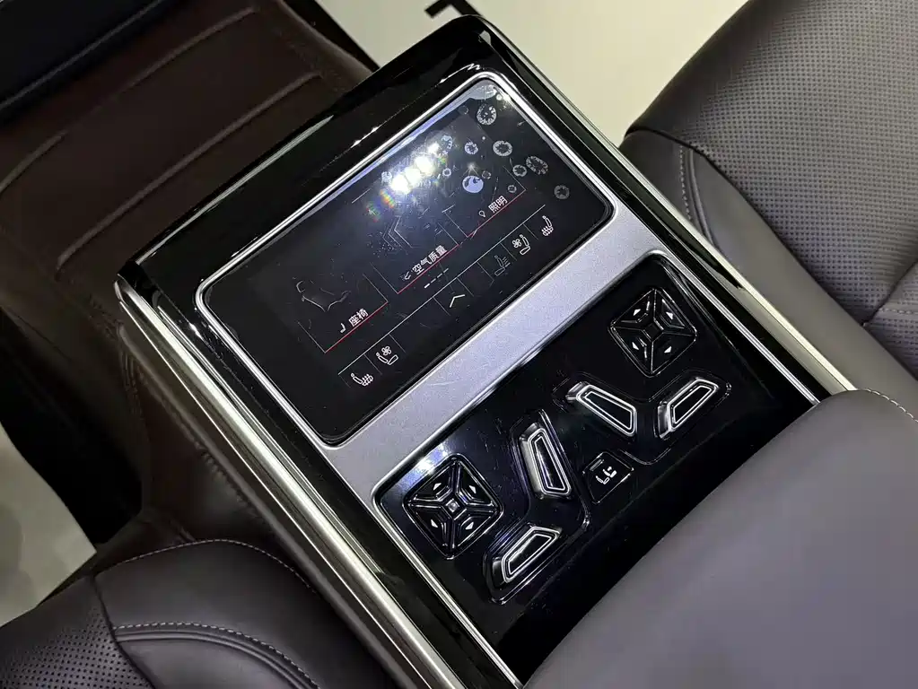 Audi A8 2023 — фото 18