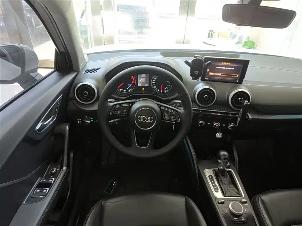 Audi Q2L 2023 — фото 11