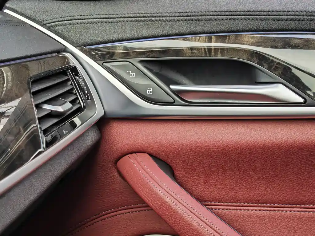 BMW 5 Series 2018 — фото 19
