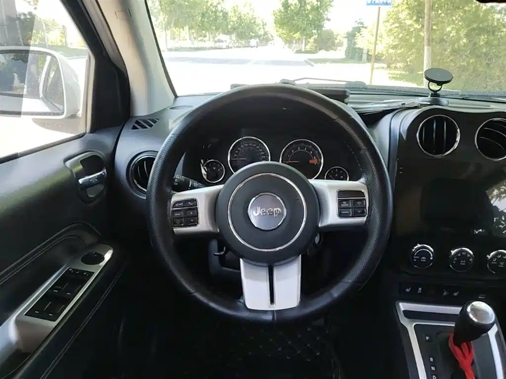 Jeep Compass 2015 — фото 11