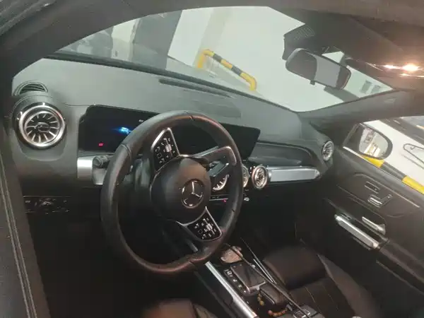 Mercedes-Benz GLB 2023