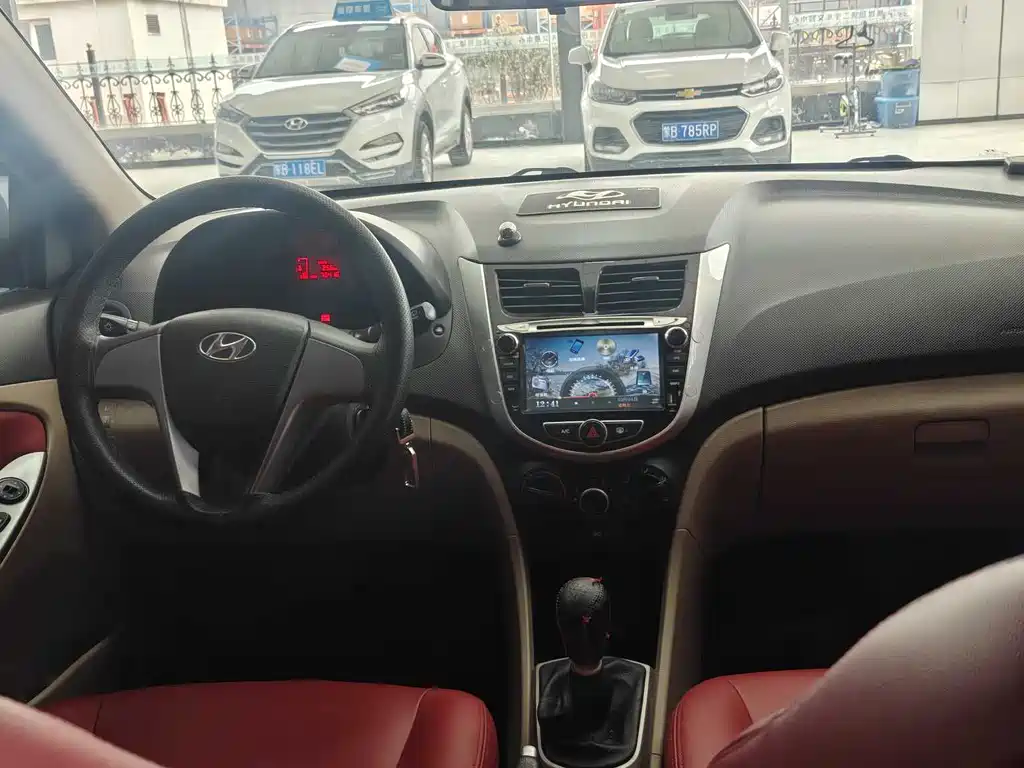 Hyundai Verna 2016 — фото 12