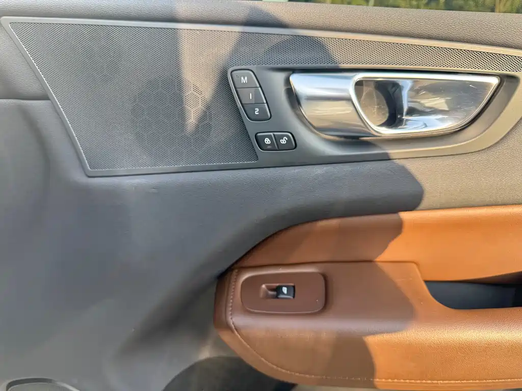 Volvo XC60 2022 — фото 12