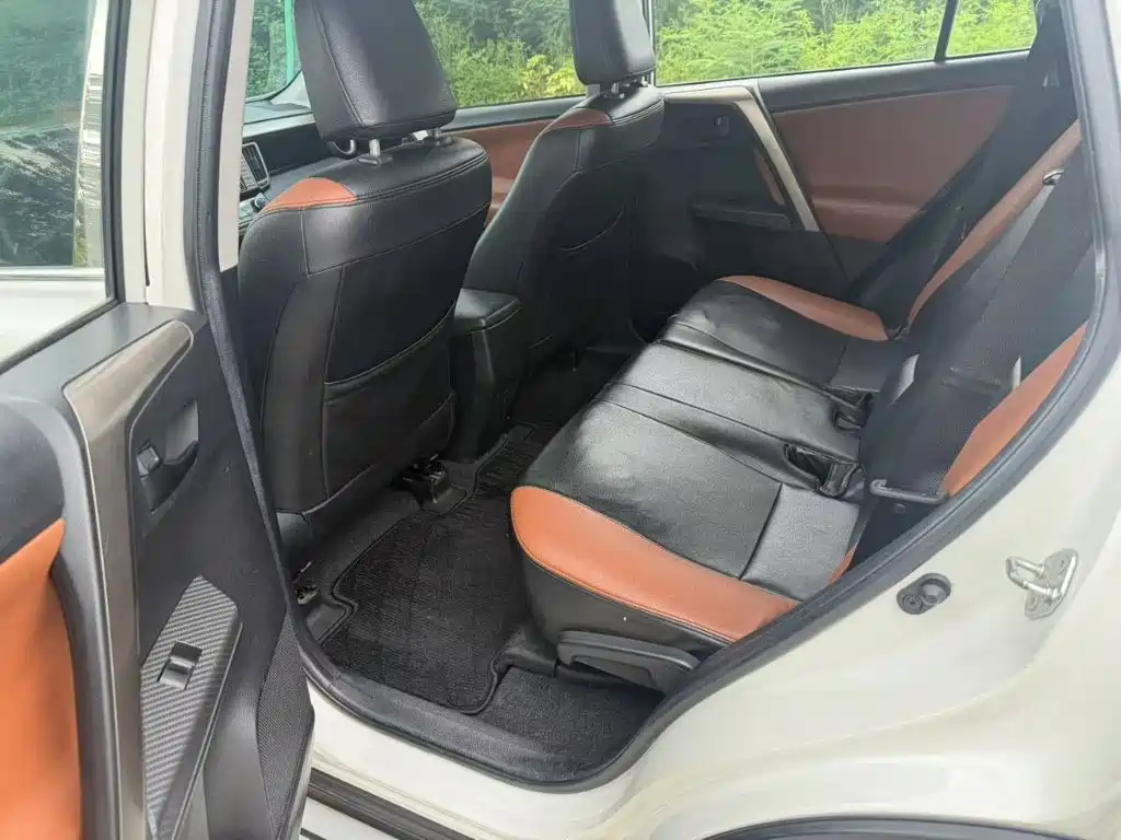 Toyota RAV4 2015 — фото 8