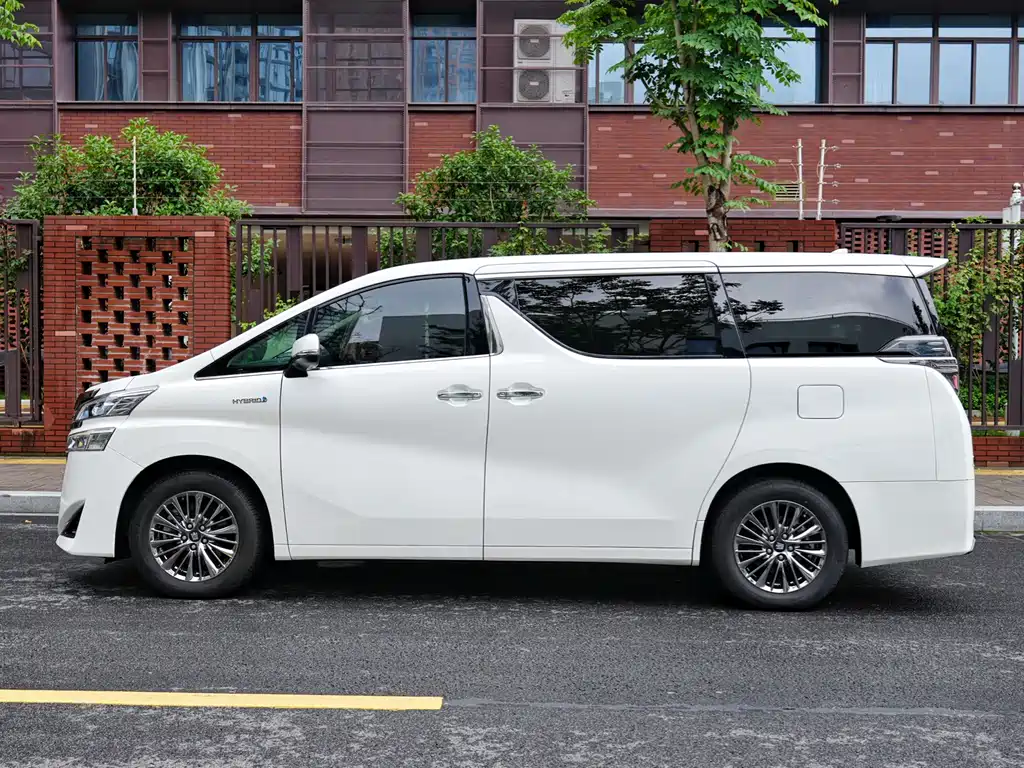 Toyota Vellfire 2022 — фото 3