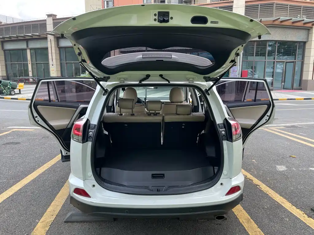 Toyota RAV4 2017 — фото 17