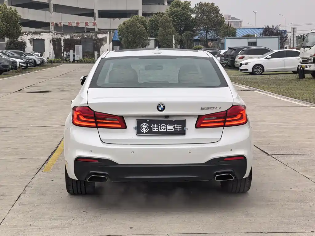 BMW 5 Series 2018 — фото 13