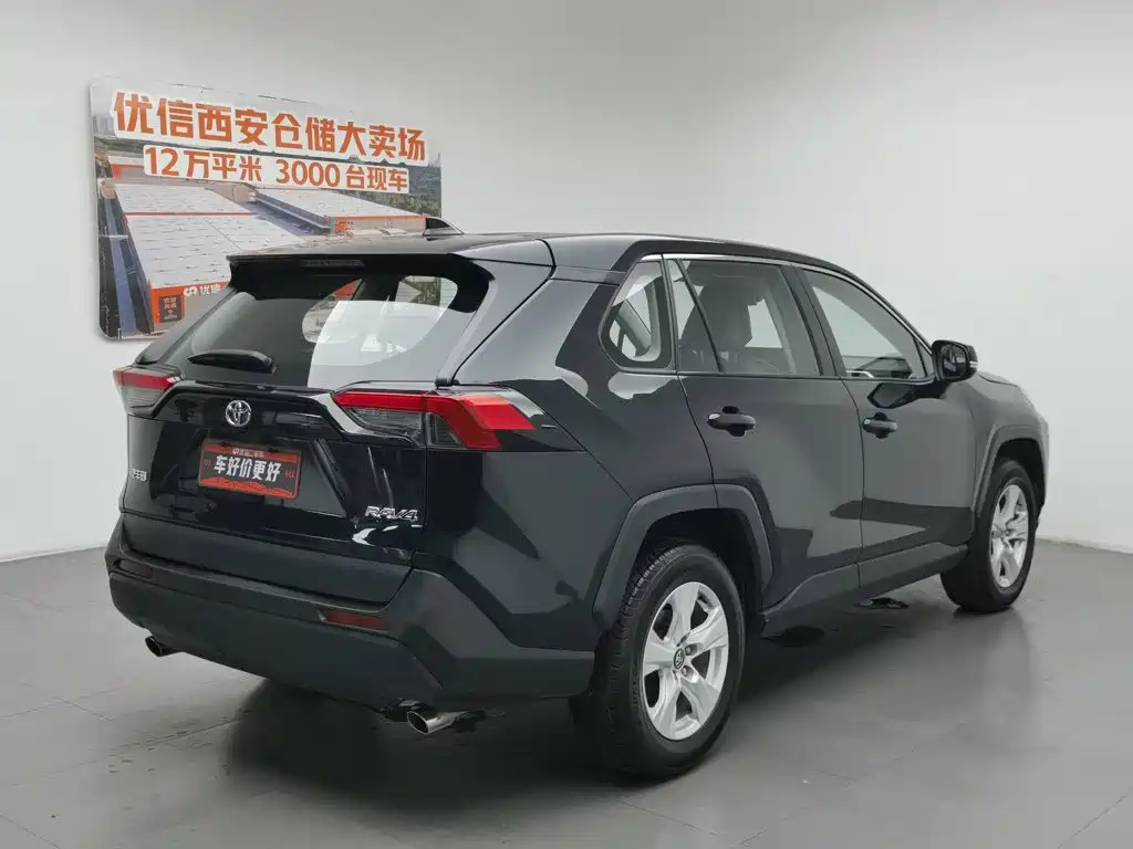 Toyota RAV4 2023 — фото 2