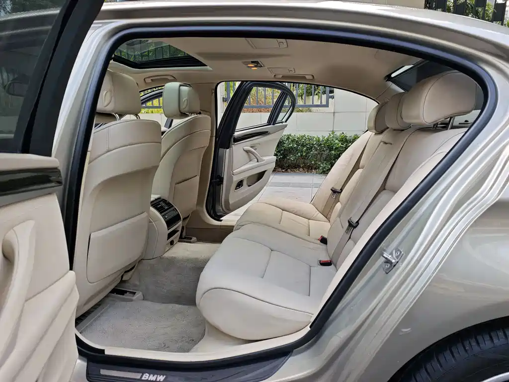 BMW 5 Series 2010 — фото 14