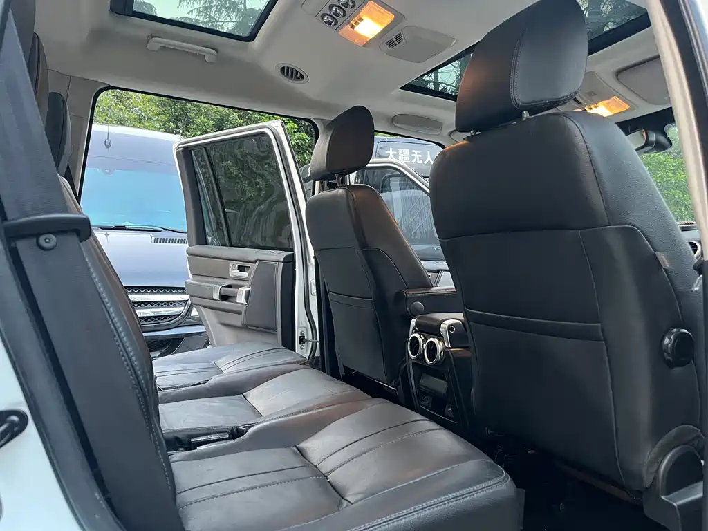 Land Rover Discovery 2015 — фото 9