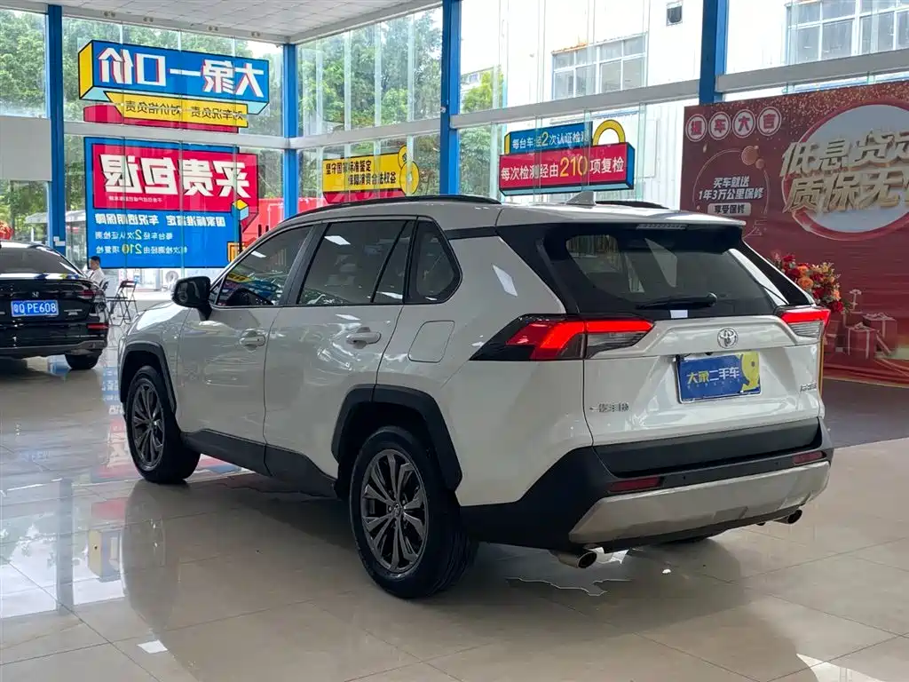 Toyota RAV4 2023 — фото 13