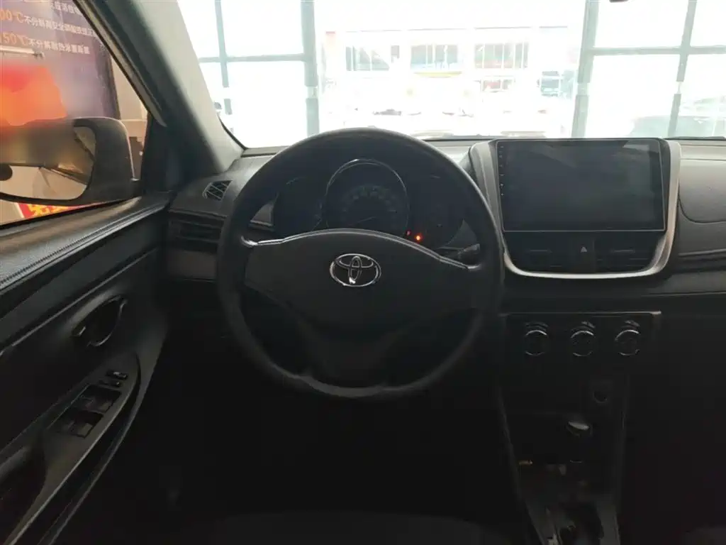Toyota Yaris L 2016 — фото 11