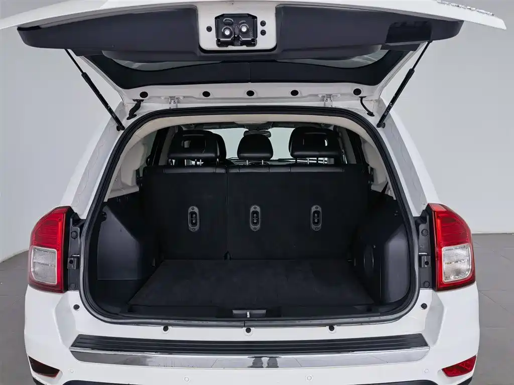 Jeep Compass 2012 — фото 16