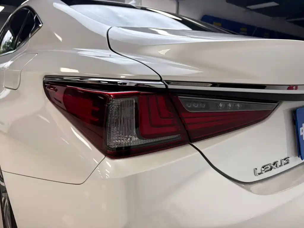 Lexus ES 2021 — фото 18