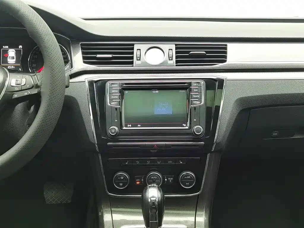 Volkswagen Passat 2017 — фото 12