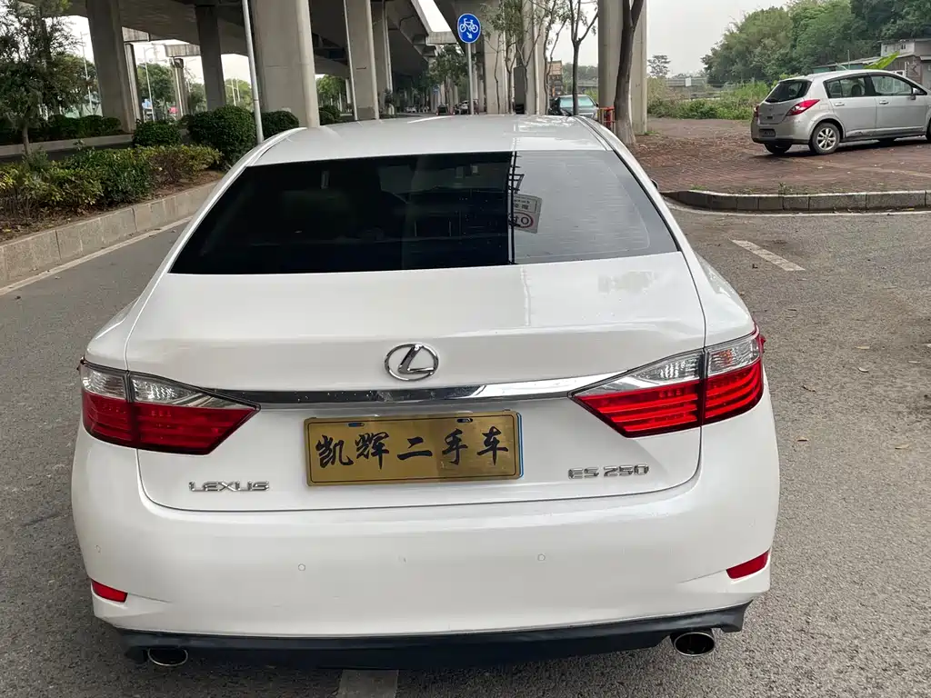Lexus ES 2015 — фото 11