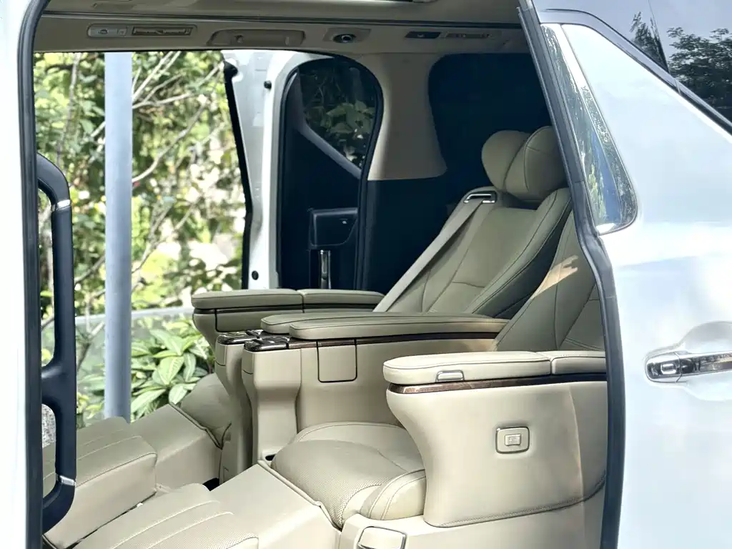 Toyota Alphard 2017 — фото 17