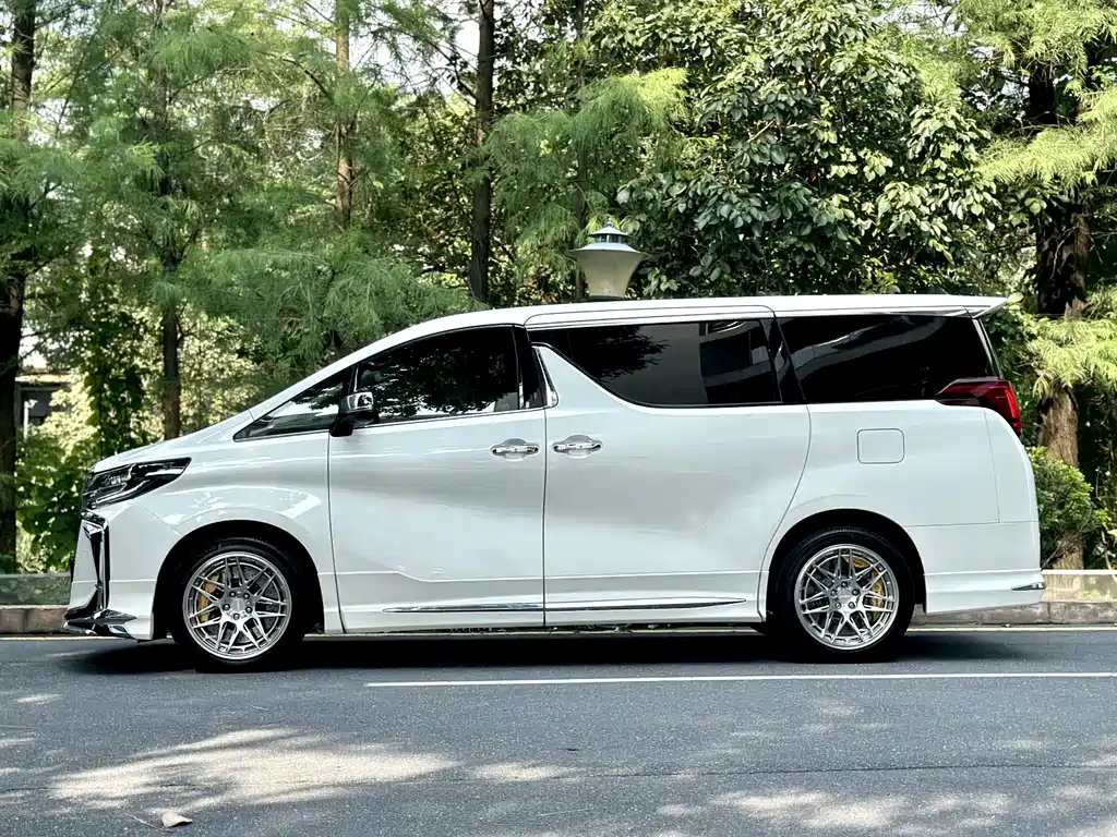 Toyota Alphard 2017 — фото 2