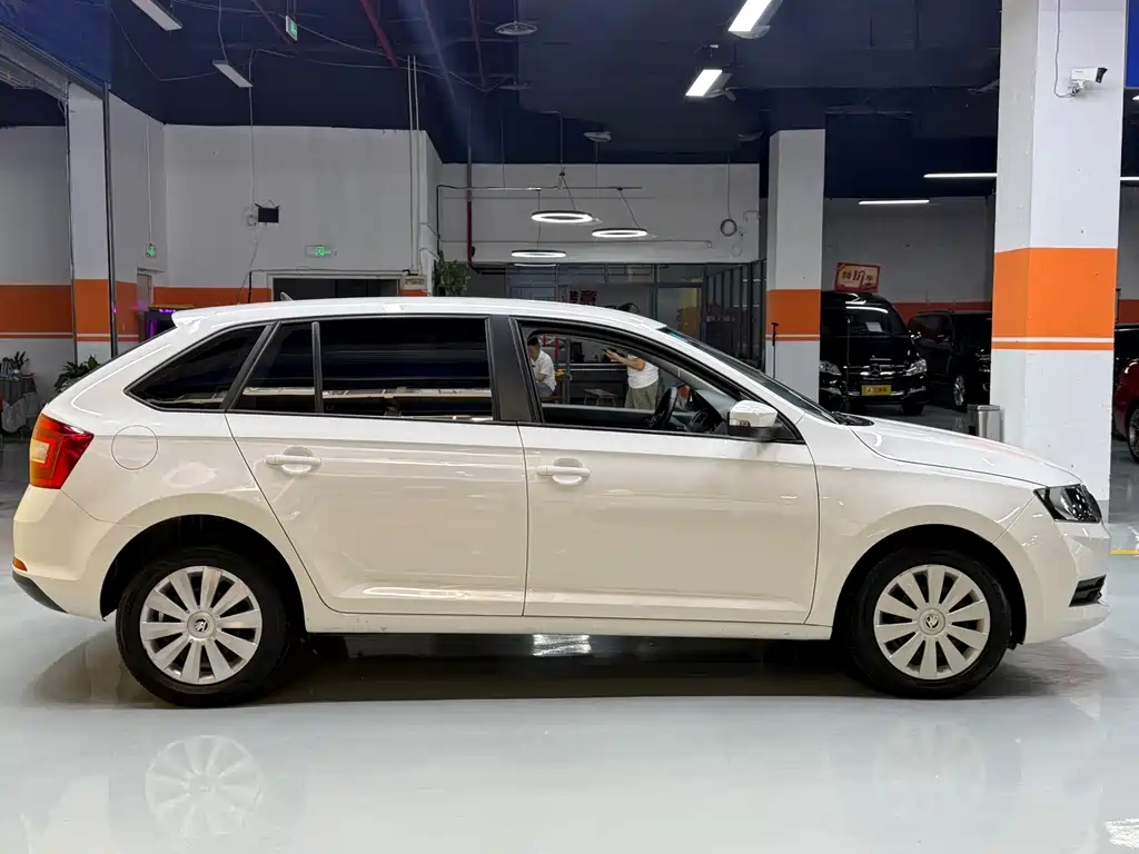 Skoda Rapid Spaceback 2019 — фото 8