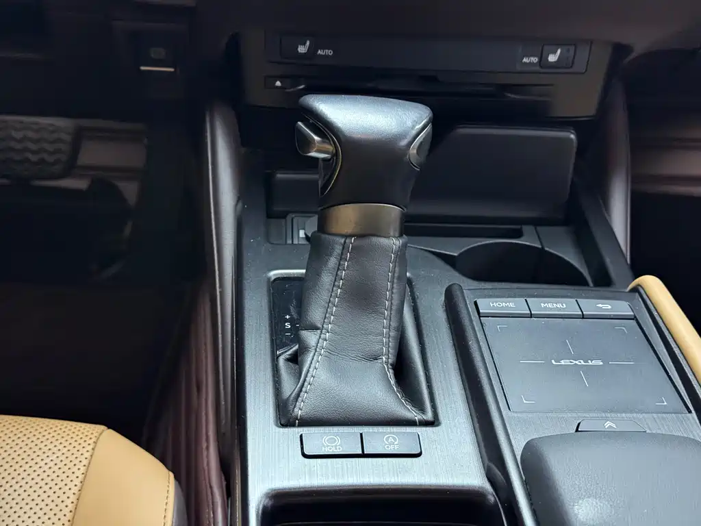 Lexus ES 2018 — фото 11