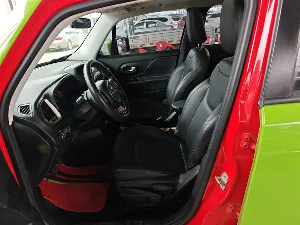 Jeep Renegade 2018 — фото 11