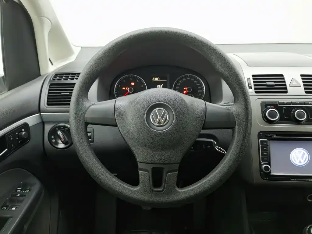 Volkswagen Touran 2013 — фото 11