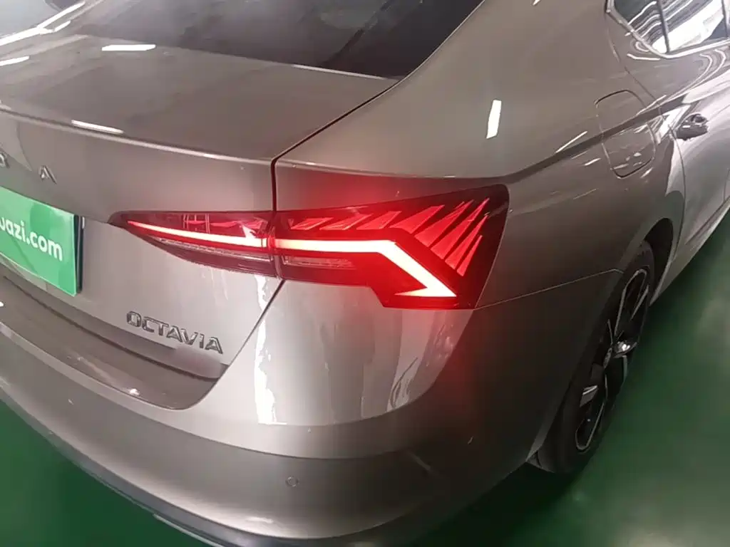 Skoda Octavia 2021 — фото 8