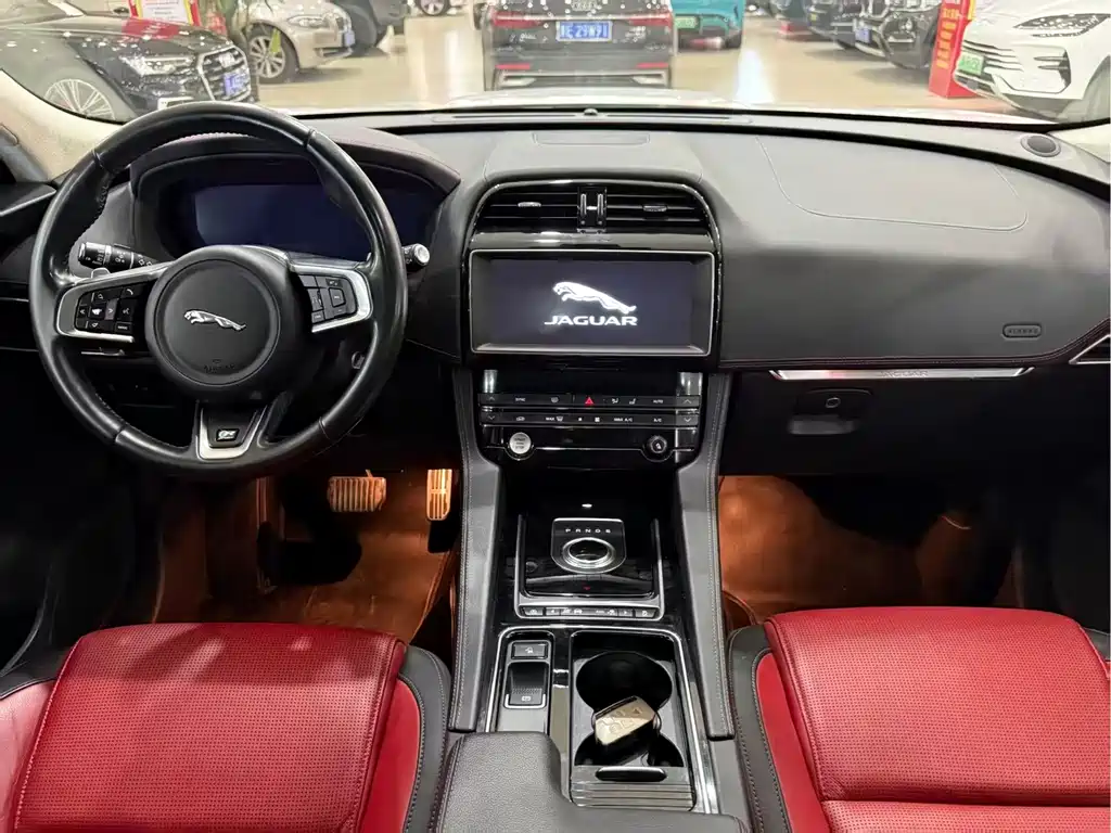 Jaguar F-PACE 2019