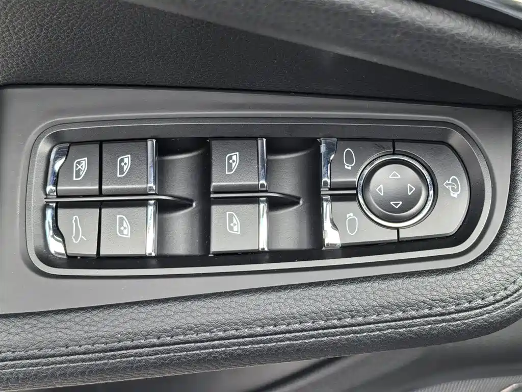 Porsche Macan 2023 — фото 15