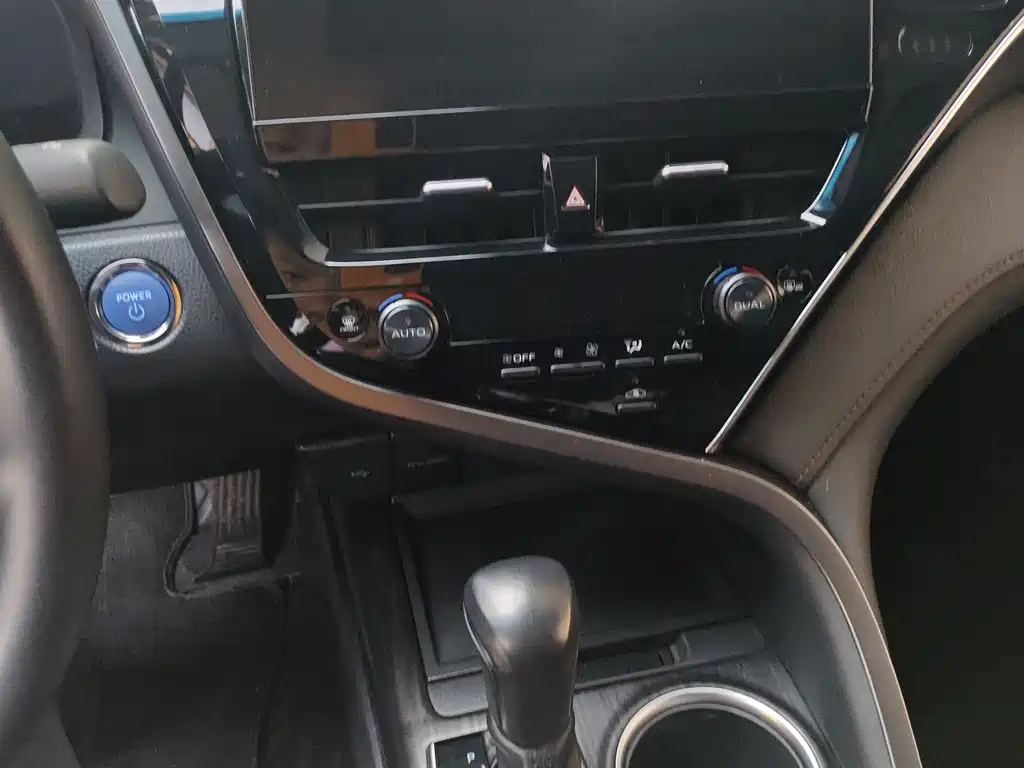 Toyota Camry 2021 — фото 10