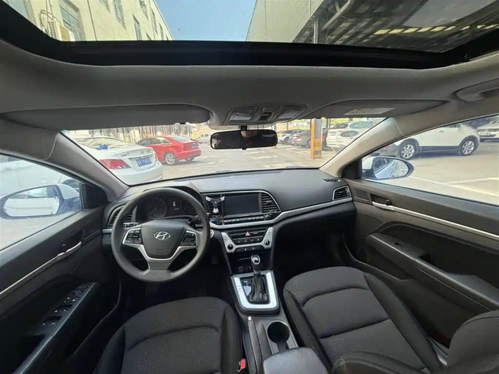 Hyundai Elantra 2016 — фото 14