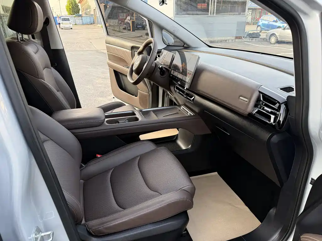 Wuling Starlight 730 New Energy 2025 — фото 11
