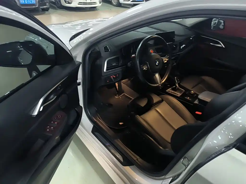 BMW 1 Series 2019 — фото 12