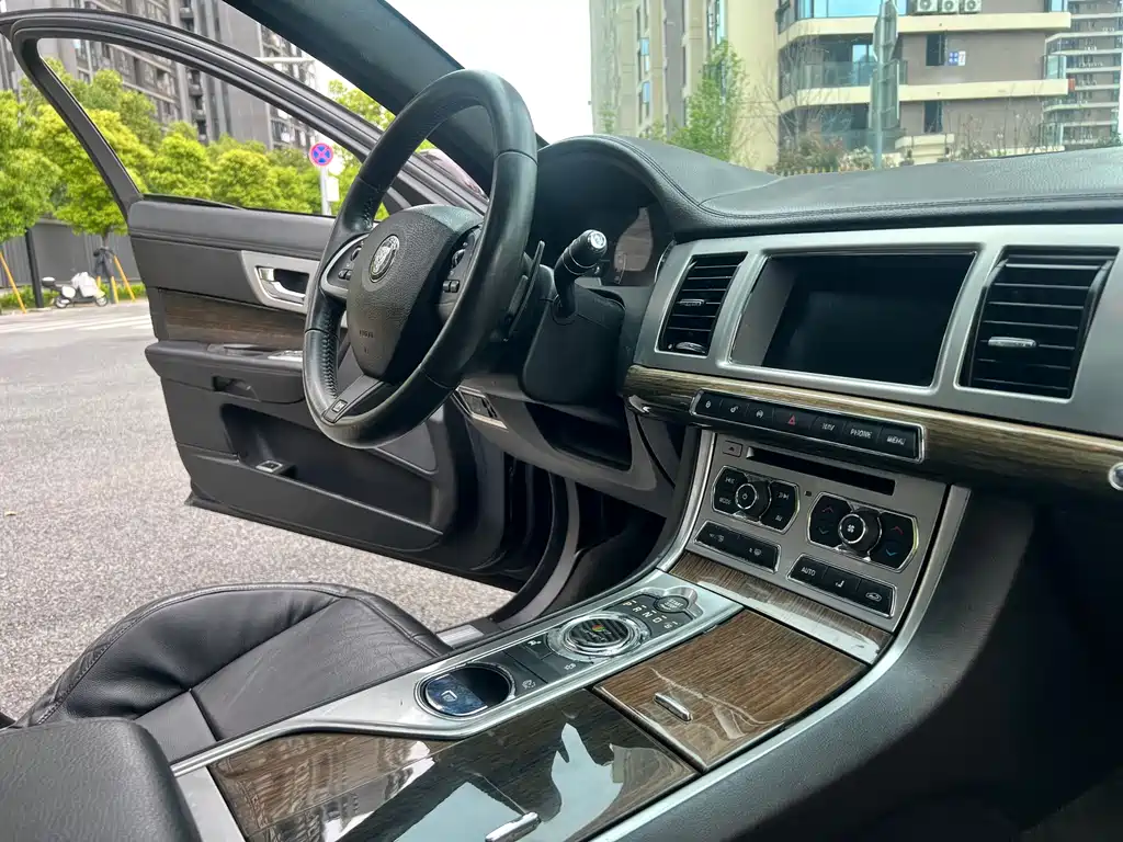 Jaguar XF 2015 — фото 12
