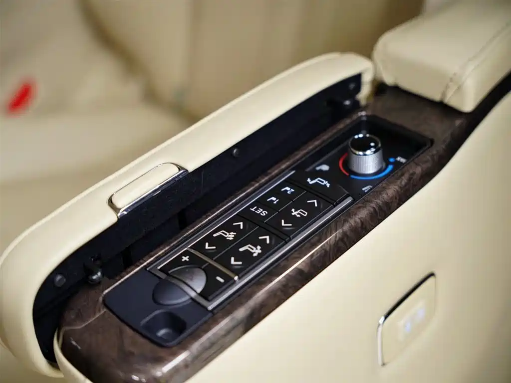 Toyota Alphard 2023 — фото 39