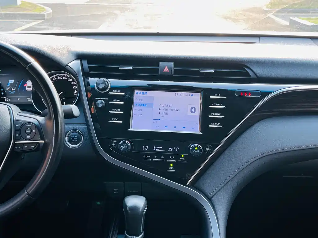 Toyota Camry 2018 — фото 11