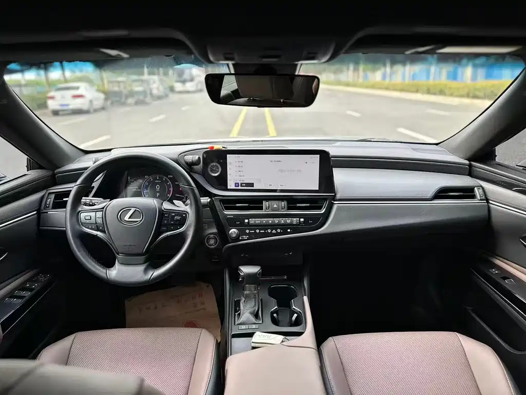 Lexus ES 2022