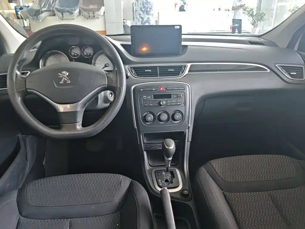 Peugeot 308 2017 — фото 16