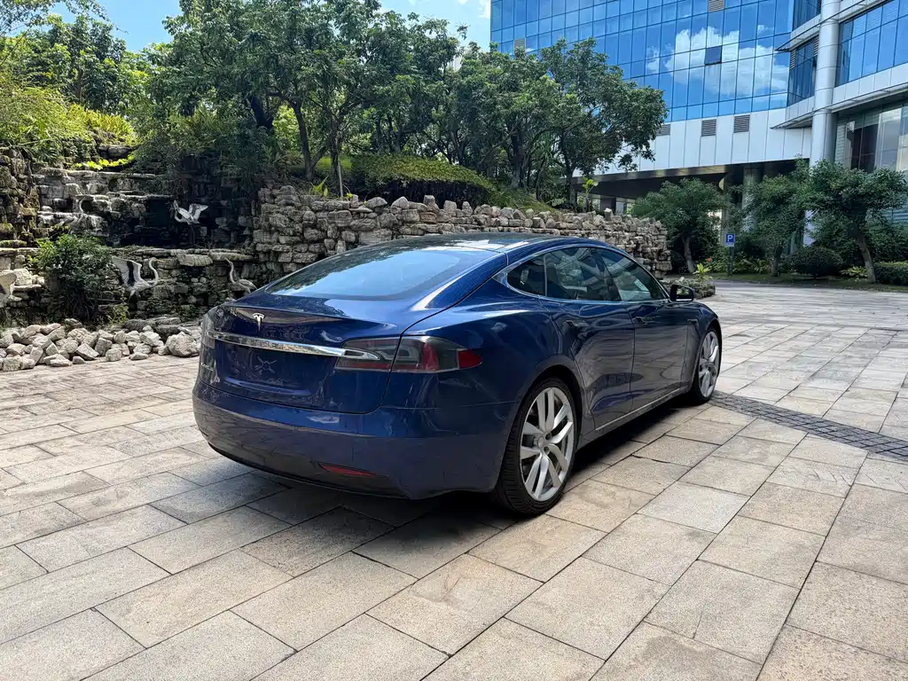 Tesla Model S 2017 — фото 12