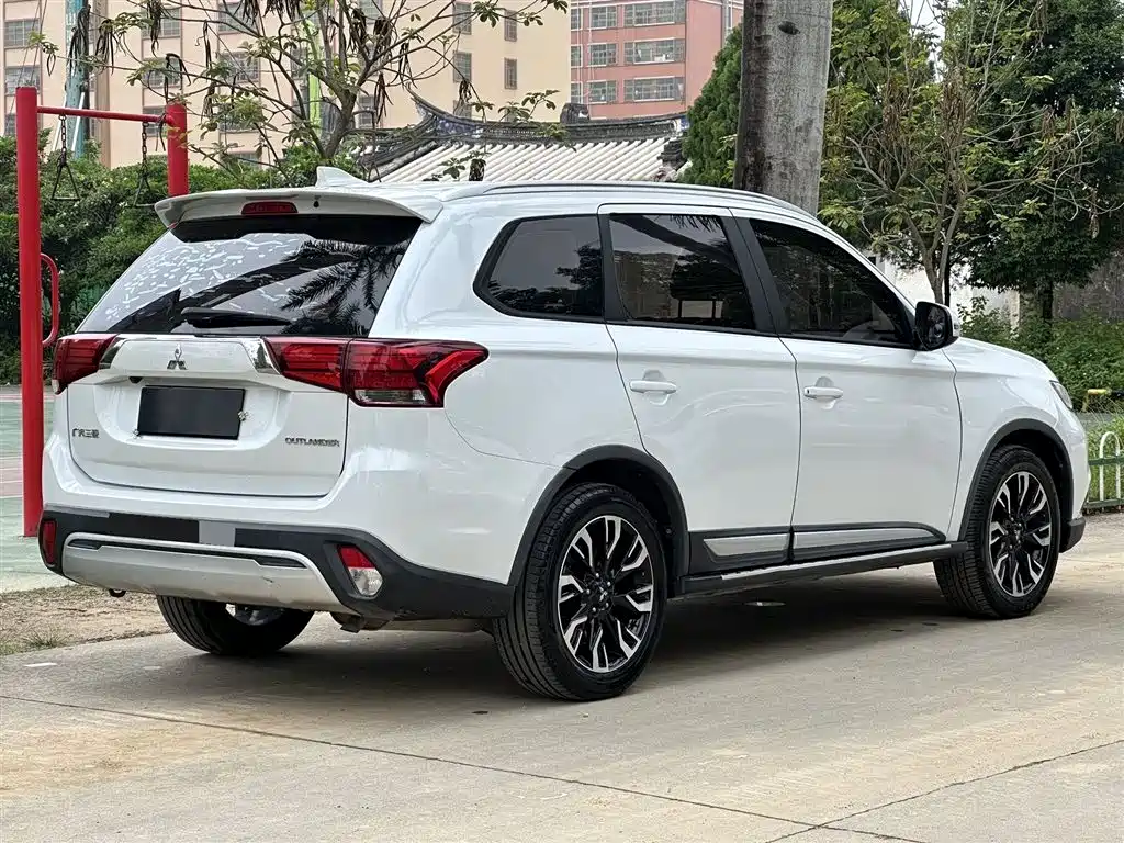 Mitsubishi Outlander 2020 — фото 8