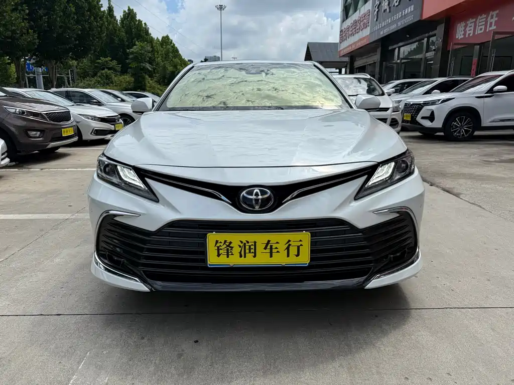 Toyota Camry 2022 — фото 2