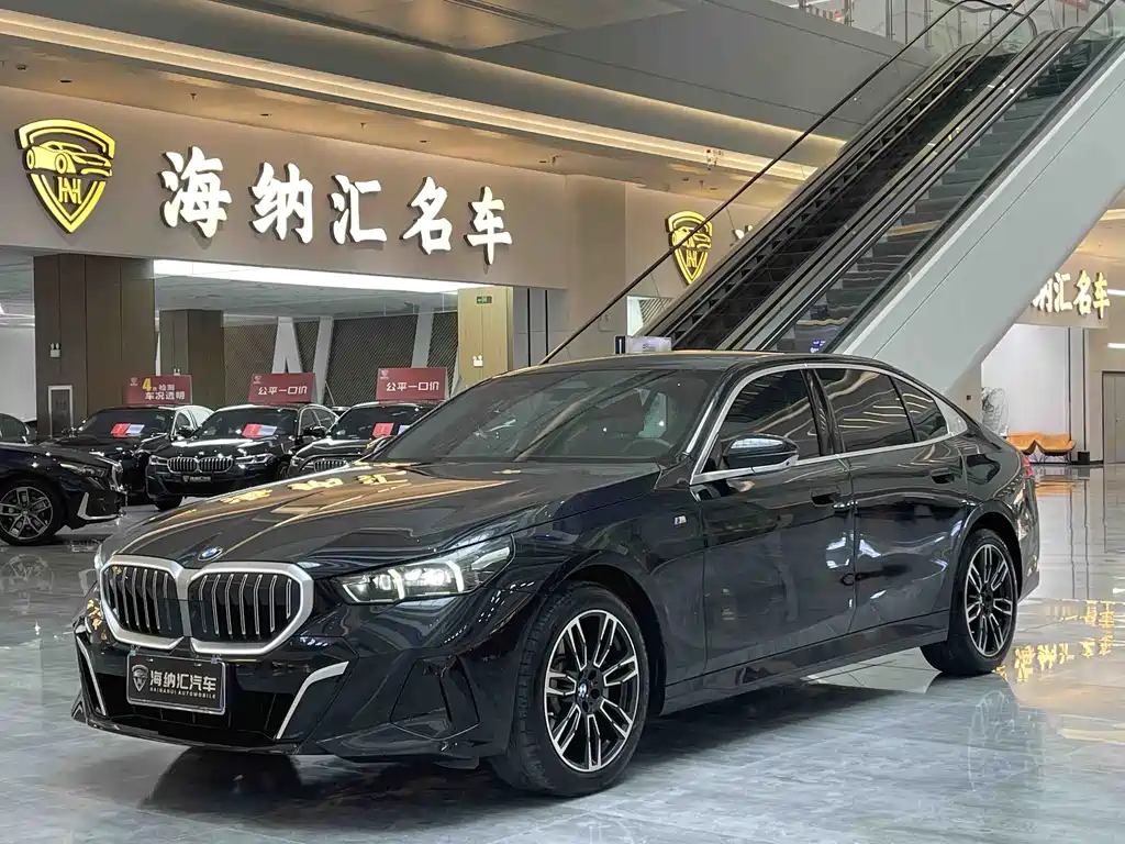 BMW 5 Series 2025 — фото 1